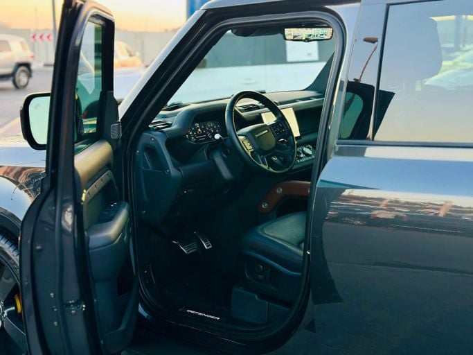 Подержанный Land Rover Defender 110 II, 3.0 л, 2022 в Шардже от Kandy Cars Черный цвет. Американская | AUTO.AE