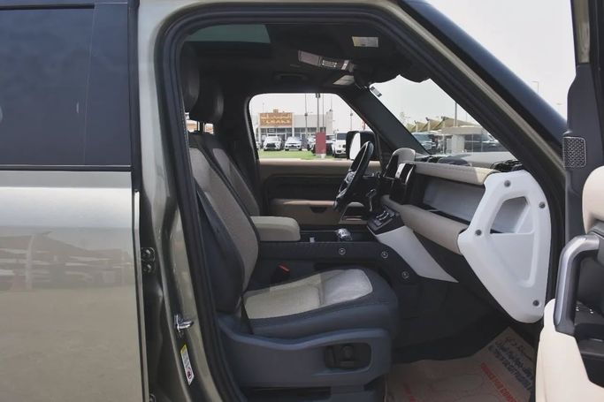 Подержанный Land Rover Defender 110 II, 3.0 л, 2022 в Шардже от Alfaris Used Cars Зеленый цвет. Other | AUTO.AE