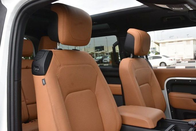 Подержанный Land Rover Defender 90 II, 3.0 л, 2023 в Шардже от Alfaris Used Cars Белый цвет. Other | AUTO.AE