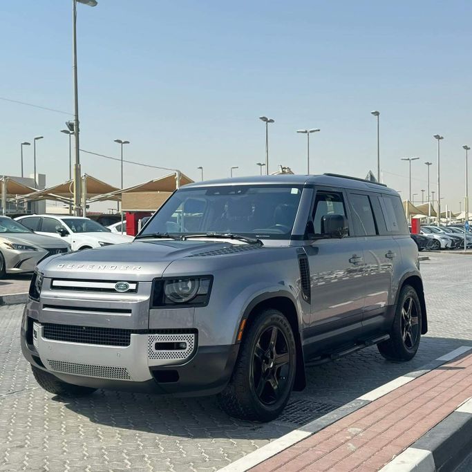 Подержанный Land Rover Defender P400 II, 3.0 л, 2021 в Шардже от Alfaris Used Cars Серый цвет. Other | AUTO.AE
