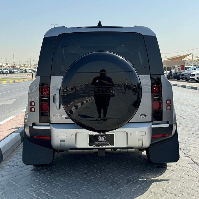 Подержанный Land Rover Defender P400 II, 3.0 л, 2021 в Шардже от Alfaris Used Cars Серый цвет. Other | AUTO.AE
