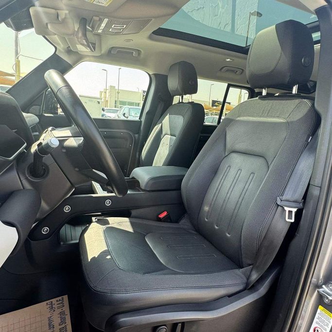 Подержанный Land Rover Defender P400 II, 3.0 л, 2021 в Шардже от Alfaris Used Cars Серый цвет. Other | AUTO.AE