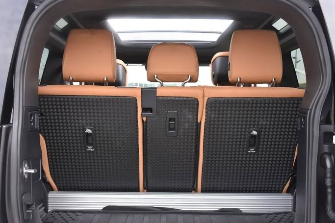 Подержанный Land Rover Defender 90 II, 3.0 л, 2023 в Шардже от Alfaris Used Cars Белый цвет. Other | AUTO.AE