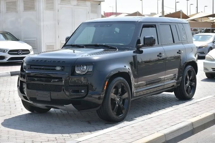 Подержанный Land Rover Defender 110 II, 5.0 л, 2023 в Шардже от Alfaris Used Cars Черный цвет. Other | AUTO.AE
