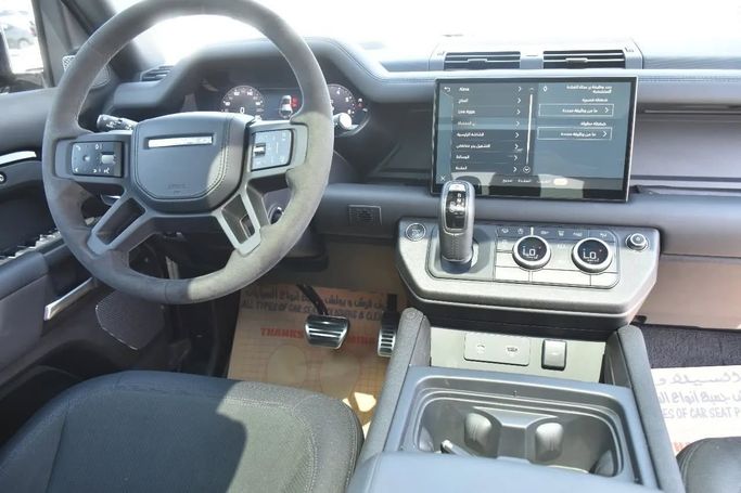Подержанный Land Rover Defender 110 II, 5.0 л, 2023 в Шардже от Alfaris Used Cars Черный цвет. Other | AUTO.AE