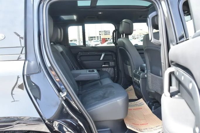 Подержанный Land Rover Defender 110 II, 5.0 л, 2023 в Шардже от Alfaris Used Cars Черный цвет. Other | AUTO.AE