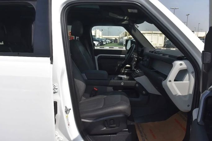 Подержанный Land Rover Defender 110 II, 3.0 л, 2022 в Шардже от Alfaris Used Cars Белый цвет. Other | AUTO.AE