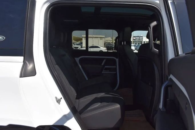 Подержанный Land Rover Defender 110 II, 3.0 л, 2022 в Шардже от Alfaris Used Cars Белый цвет. Other | AUTO.AE