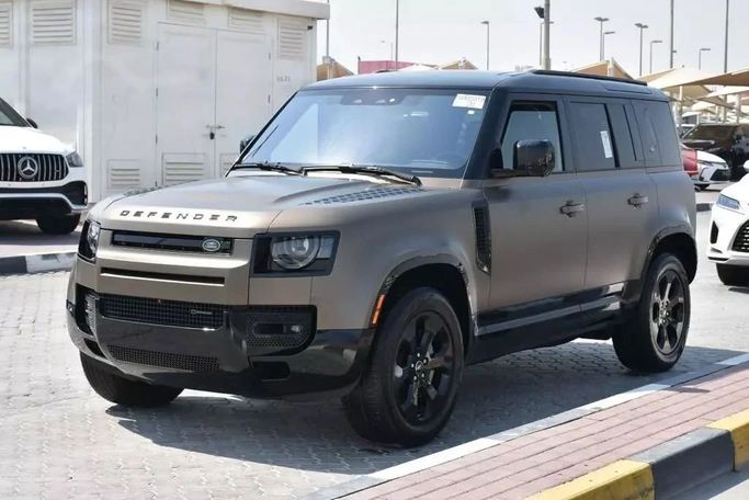 Подержанный Land Rover Defender 110 II, 3.0 л, 2022 в Шардже от Alfaris Used Cars Коричневый цвет. Other | AUTO.AE