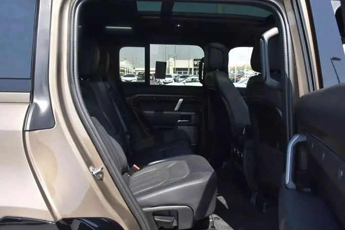 Подержанный Land Rover Defender 110 II, 3.0 л, 2022 в Шардже от Alfaris Used Cars Коричневый цвет. Other | AUTO.AE
