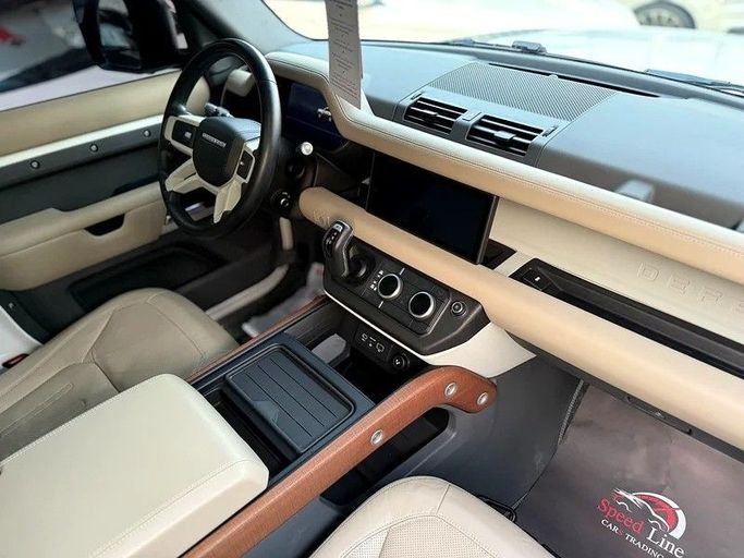 Подержанный Land Rover Defender 110 II, 2.0 л, 2021 в Шардже от Speed Line Used Cars Белый цвет. GCC | AUTO.AE