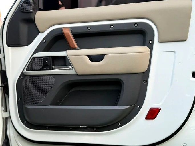 Подержанный Land Rover Defender 110 II, 2.0 л, 2021 в Шардже от Speed Line Used Cars Белый цвет. GCC | AUTO.AE