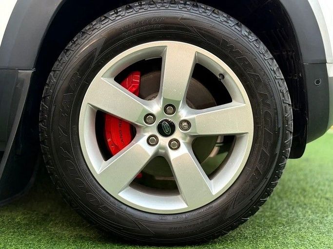 Подержанный Land Rover Defender 110 II, 2.0 л, 2021 в Шардже от Speed Line Used Cars Белый цвет. GCC | AUTO.AE