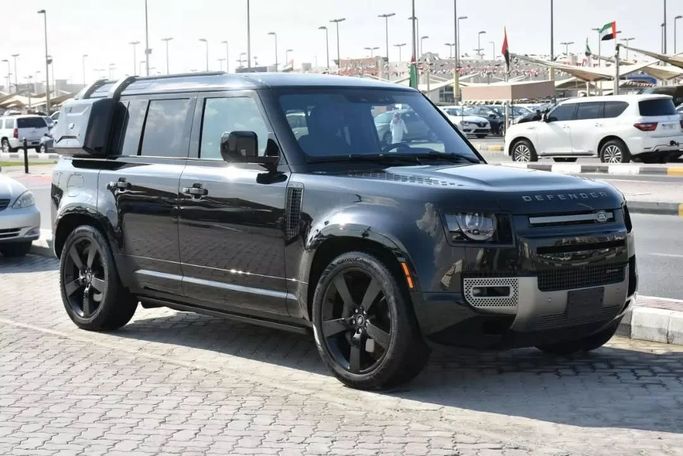 Подержанный Land Rover Defender 110 II, 3.0 л, 2022 в Шардже от Alfaris Used Cars Черный цвет.  | AUTO.AE