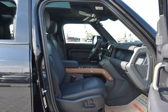 Подержанный Land Rover Defender 110 II, 3.0 л, 2022 в Шардже от Alfaris Used Cars Черный цвет.  | AUTO.AE