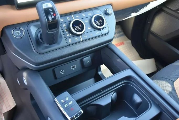 Подержанный Land Rover Defender P400 II, 3.0 л, 2023 в Шардже от Alfaris Used Cars Черный цвет. Other | AUTO.AE