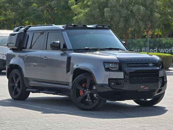 Подержанный Land Rover Defender 110 II, 3.0 л, 2024 в Шардже от Al Jana Used Cars Серебристый цвет. Американская | AUTO.AE