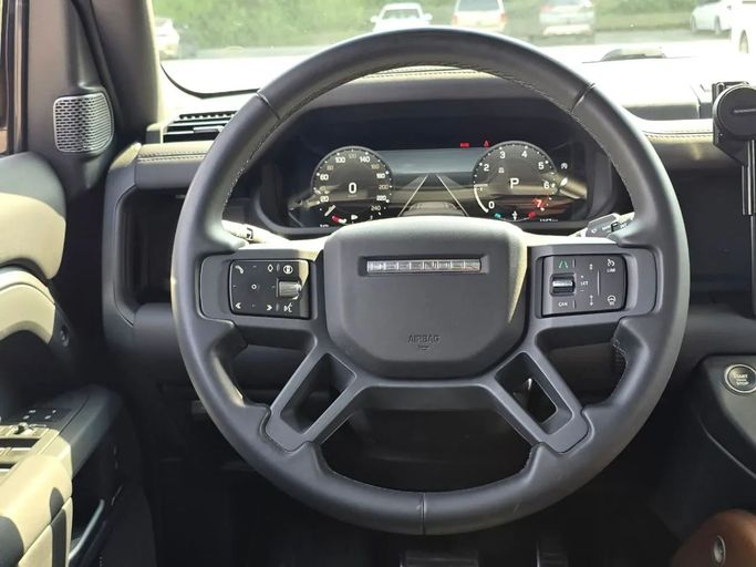 Подержанный Land Rover Defender 110 II, 3.0 л, 2024 в Шардже от Al Jana Used Cars Серебристый цвет. Американская | AUTO.AE