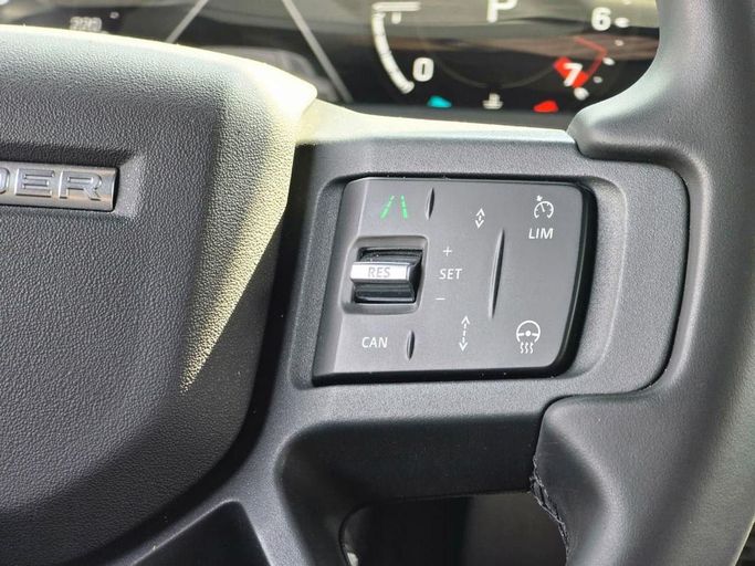 Подержанный Land Rover Defender 110 II, 3.0 л, 2024 в Шардже от Al Jana Used Cars Серебристый цвет. Американская | AUTO.AE