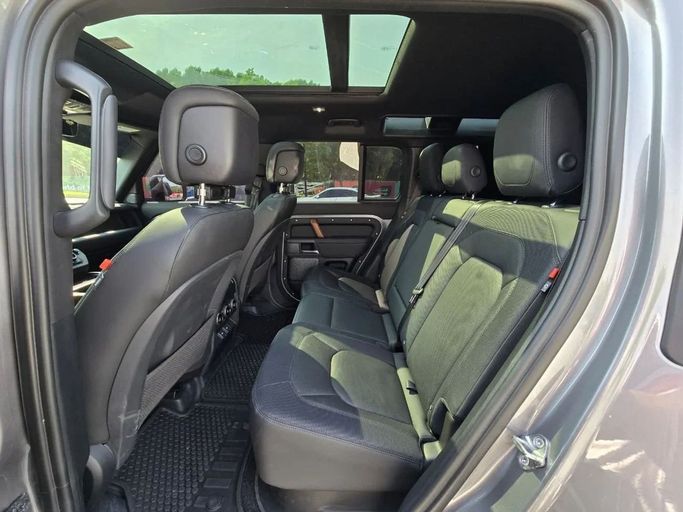 Подержанный Land Rover Defender 110 II, 3.0 л, 2024 в Шардже от Al Jana Used Cars Серебристый цвет. Американская | AUTO.AE