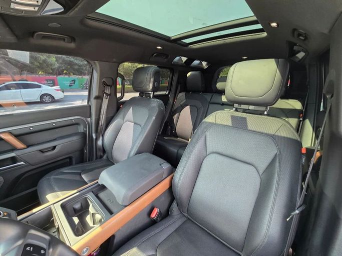 Подержанный Land Rover Defender 110 II, 3.0 л, 2024 в Шардже от Al Jana Used Cars Серебристый цвет. Американская | AUTO.AE