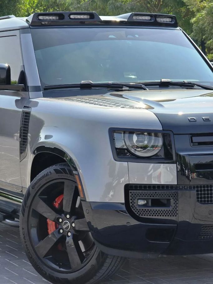 Подержанный Land Rover Defender 110 II, 3.0 л, 2024 в Шардже от Al Jana Used Cars Серебристый цвет. Американская | AUTO.AE
