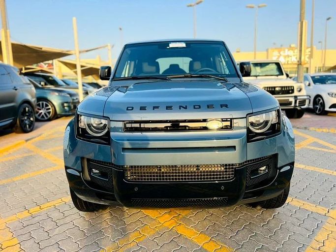 Подержанный Land Rover Defender 110 II, 2.0 л, 2025 в Шардже от Karkuk Used Cars Синий цвет. Американская | AUTO.AE