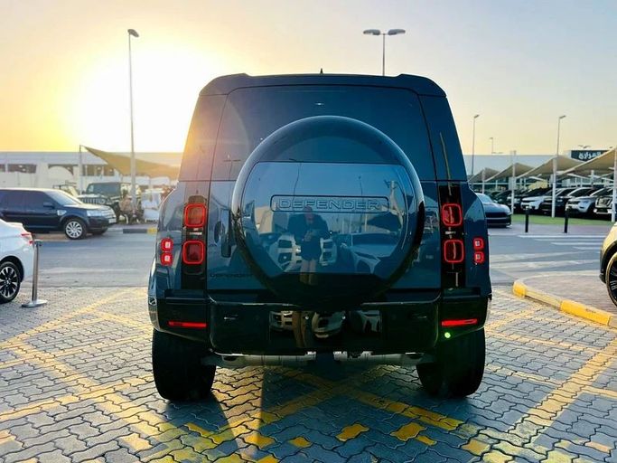 Подержанный Land Rover Defender 110 II, 2.0 л, 2025 в Шардже от Karkuk Used Cars Синий цвет. Американская | AUTO.AE