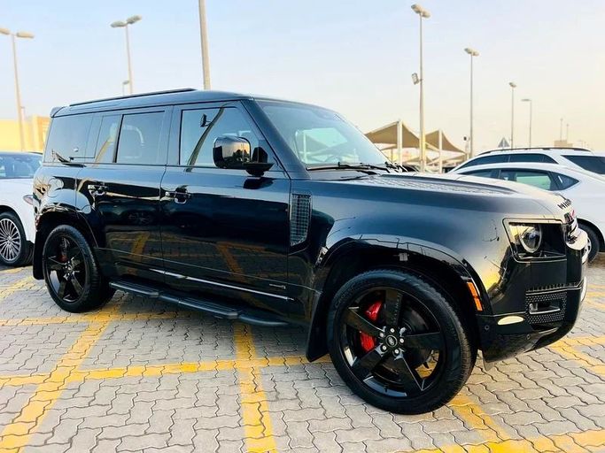 Подержанный Land Rover Defender 110 II, 3.0 л, 2024 в Шардже от Karkuk Used Cars Черный цвет. Канадская | AUTO.AE