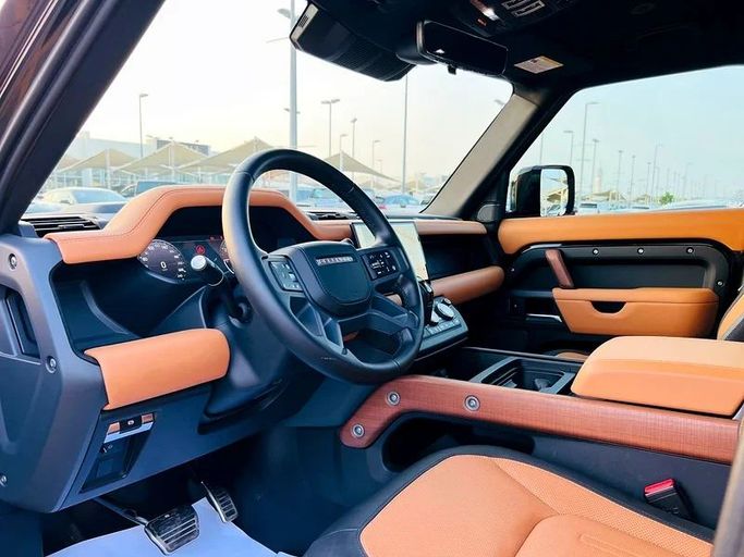 Подержанный Land Rover Defender 110 II, 3.0 л, 2024 в Шардже от Karkuk Used Cars Черный цвет. Канадская | AUTO.AE