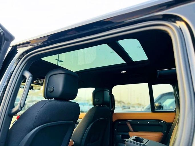 Подержанный Land Rover Defender 110 II, 3.0 л, 2024 в Шардже от Karkuk Used Cars Черный цвет. Канадская | AUTO.AE
