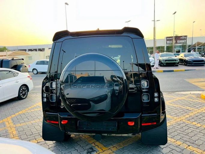 Подержанный Land Rover Defender 110 II, 3.0 л, 2024 в Шардже от Karkuk Used Cars Черный цвет. Канадская | AUTO.AE