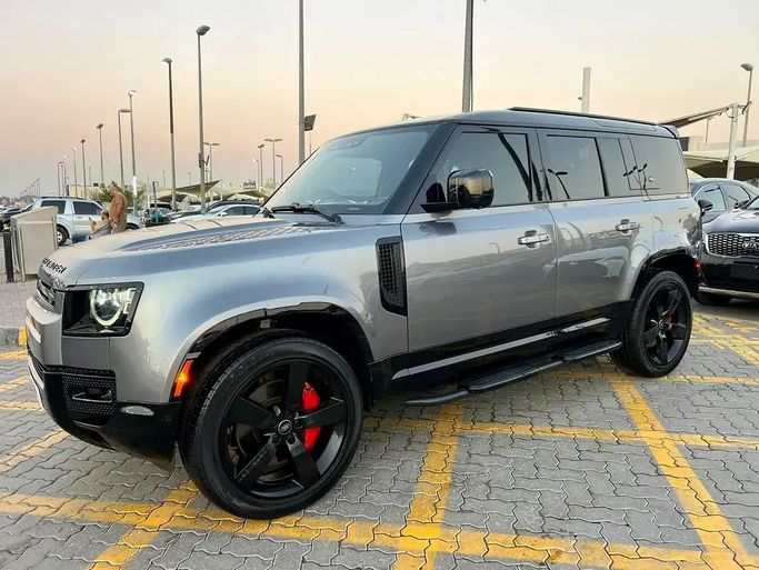 Подержанный Land Rover Defender 110 II, 3.0 л, 2023 в Шардже от Karkuk Used Cars Серый цвет. Американская | AUTO.AE