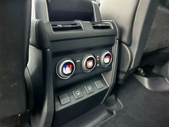 Подержанный Land Rover Defender 110 II, 3.0 л, 2023 в Шардже от Karkuk Used Cars Серый цвет. Американская | AUTO.AE