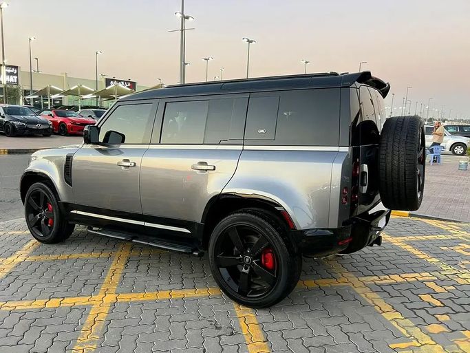 Подержанный Land Rover Defender 110 II, 3.0 л, 2023 в Шардже от Karkuk Used Cars Серый цвет. Американская | AUTO.AE