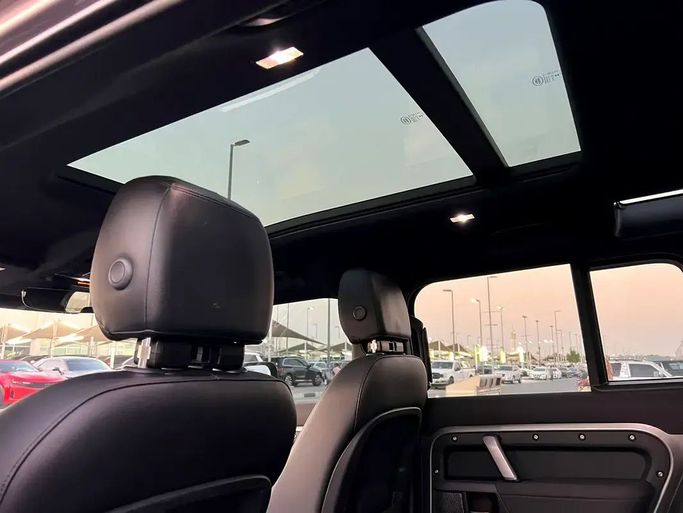 Подержанный Land Rover Defender 110 II, 3.0 л, 2023 в Шардже от Karkuk Used Cars Серый цвет. Американская | AUTO.AE