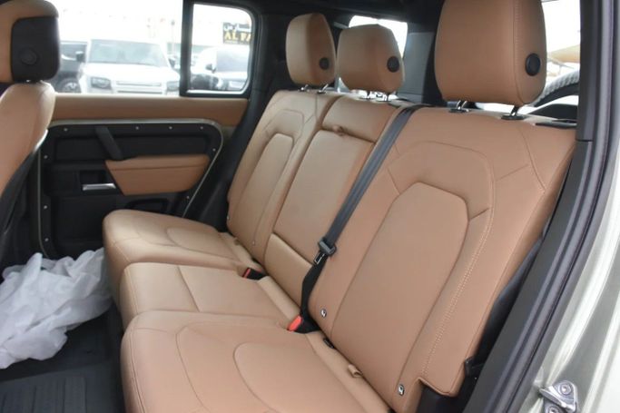Подержанный Land Rover Defender 110 II, 3.0 л, 2025 в Шардже от Alfaris Used Cars Серый цвет. Other | AUTO.AE