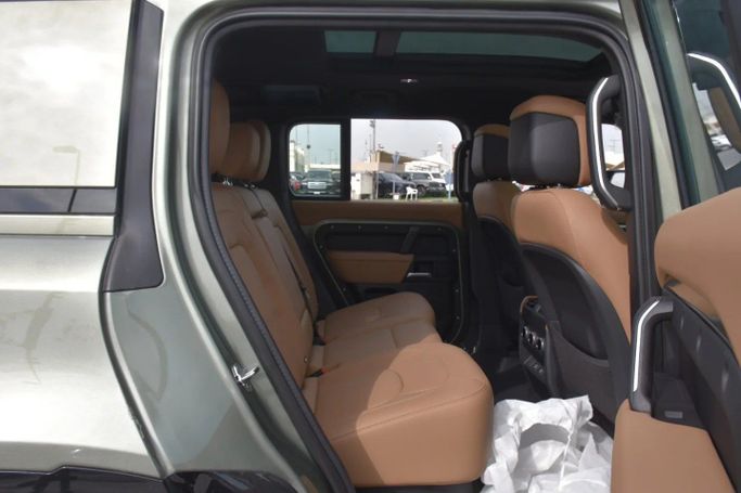 Подержанный Land Rover Defender 110 II, 3.0 л, 2025 в Шардже от Alfaris Used Cars Серый цвет. Other | AUTO.AE