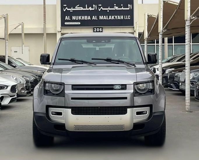 Подержанный Land Rover Defender P400 II, 3.0 л, 2020 в Шардже от Al Nukhba Al Malakyah Used Cars Серый цвет. Американская | AUTO.AE