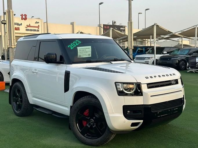 Подержанный Land Rover Defender P400 II, 3.0 л, 2023 в Шардже от Badar Used Cars Белый цвет.  | AUTO.AE