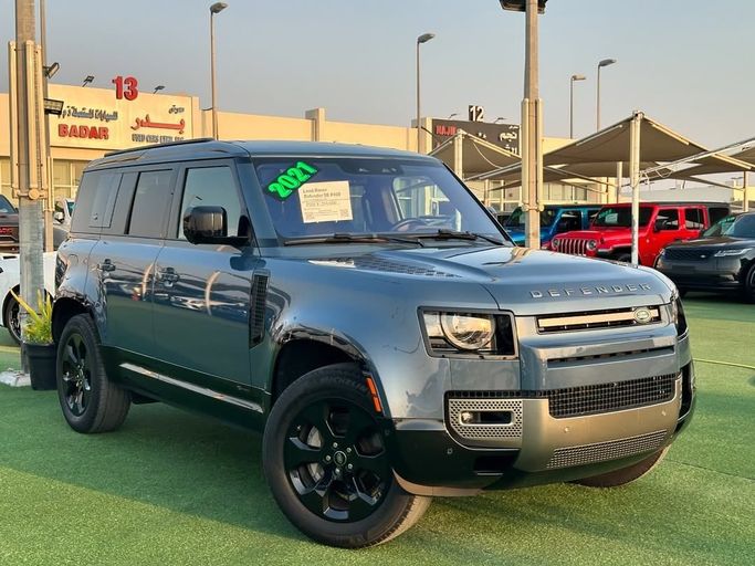 Подержанный Land Rover Defender P400 II, 3.0 л, 2021 в Шардже от Badar Used Cars Серебристый цвет.  | AUTO.AE
