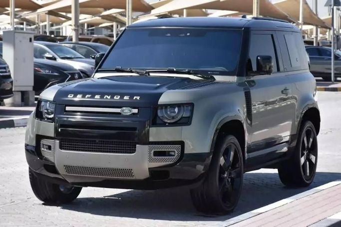 Подержанный Land Rover Defender P400 II, 3.0 л, 2021 в Шардже от Alfaris Used Cars Зеленый цвет. Other | AUTO.AE