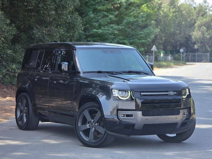 Подержанный Land Rover Defender 110 II, 5.0 л, 2023 в Шардже от Al Jana Used Cars Черный цвет. Европейская | AUTO.AE