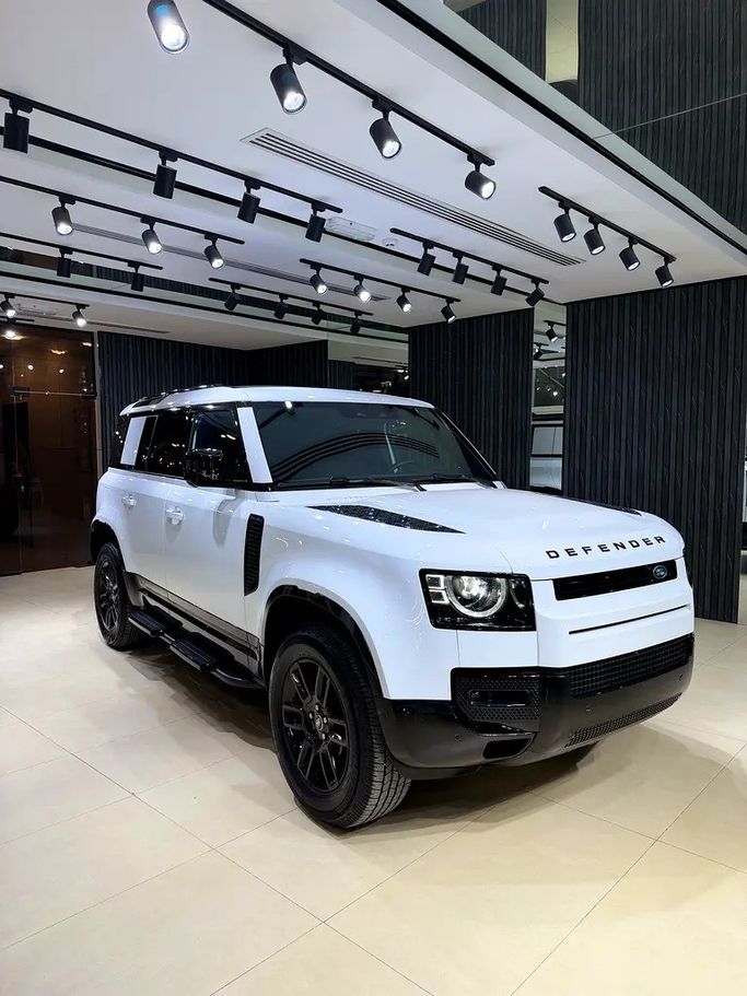 مستعملة Land Rover Defender 110 ثانياً, 2.0 l, 2025 في في الشارقة من bonn، اللون أبيض. المواصفات الأمريكية | AUTO.AE