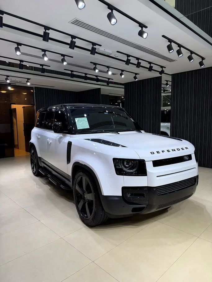 مستعملة Land Rover Defender 110 ثانياً, 5.0 l, 2024 في في الشارقة من bonn، اللون أبيض. المواصفات الأمريكية | AUTO.AE