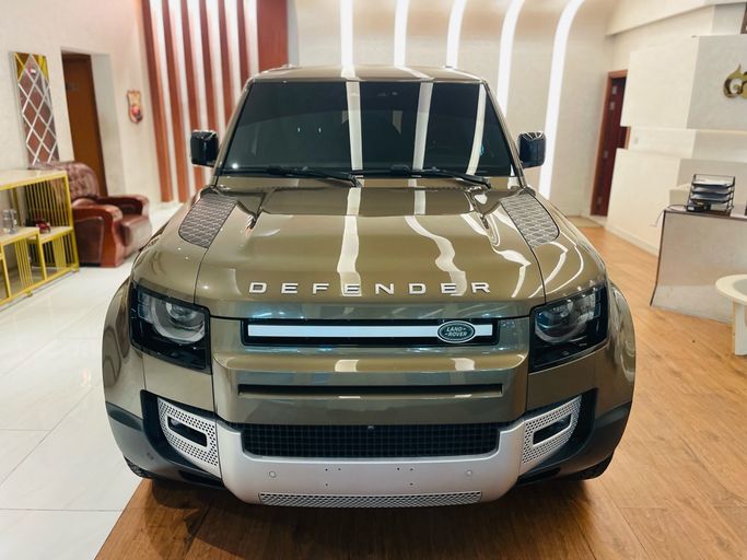 مستعملة Land Rover Defender P400 ثانياً, 3.0 l, 2021 في في الإمارات, الشارقة من Alyamama Motors، اللون بني. المواصفات الأمريكية | AUTO.AE | إعلان #272460