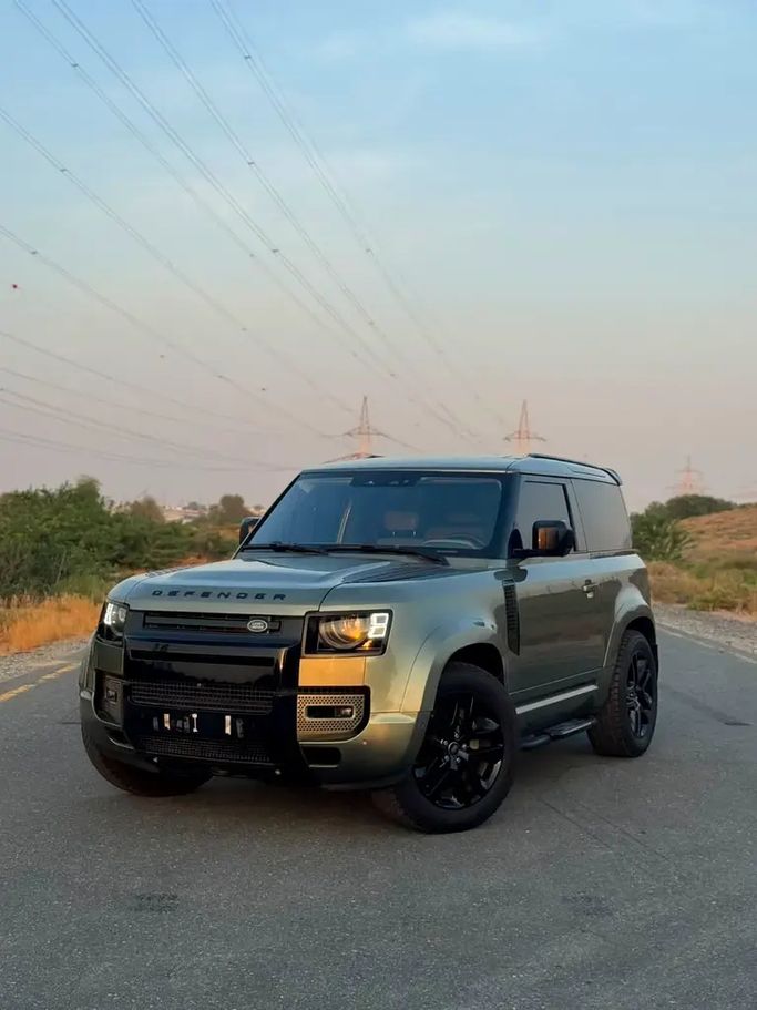 Подержанный Land Rover Defender P400 II, 3.0 л, 2022 в Шардже от Najm Al Shamal Used Cars Зеленый цвет. GCC | AUTO.AE | Объявление #273563