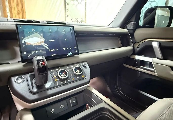 مستعملة Land Rover Defender 110 ثانياً، 3.0 لتر، 2024 في الإمارات، الشارقة من Speedcars، اللون بني. مواصفات الخليج | AUTO.AE | إعلان #295671 — صورة 16 من 17