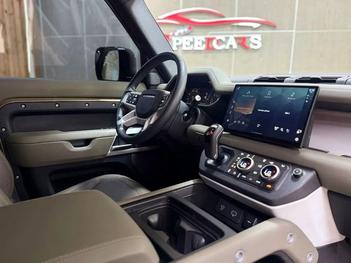 مستعملة Land Rover Defender 110 ثانياً، 3.0 لتر، 2024 في الإمارات، الشارقة من Speedcars، اللون بني. مواصفات الخليج | AUTO.AE | إعلان #295671 — صورة 13 من 17