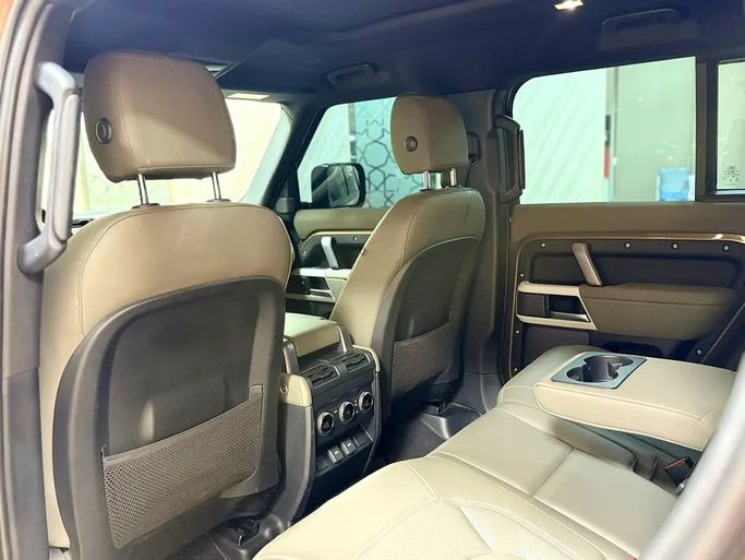 مستعملة Land Rover Defender 110 ثانياً، 3.0 لتر، 2024 في الإمارات، الشارقة من Speedcars، اللون بني. مواصفات الخليج | AUTO.AE | إعلان #295671 — صورة 15 من 17